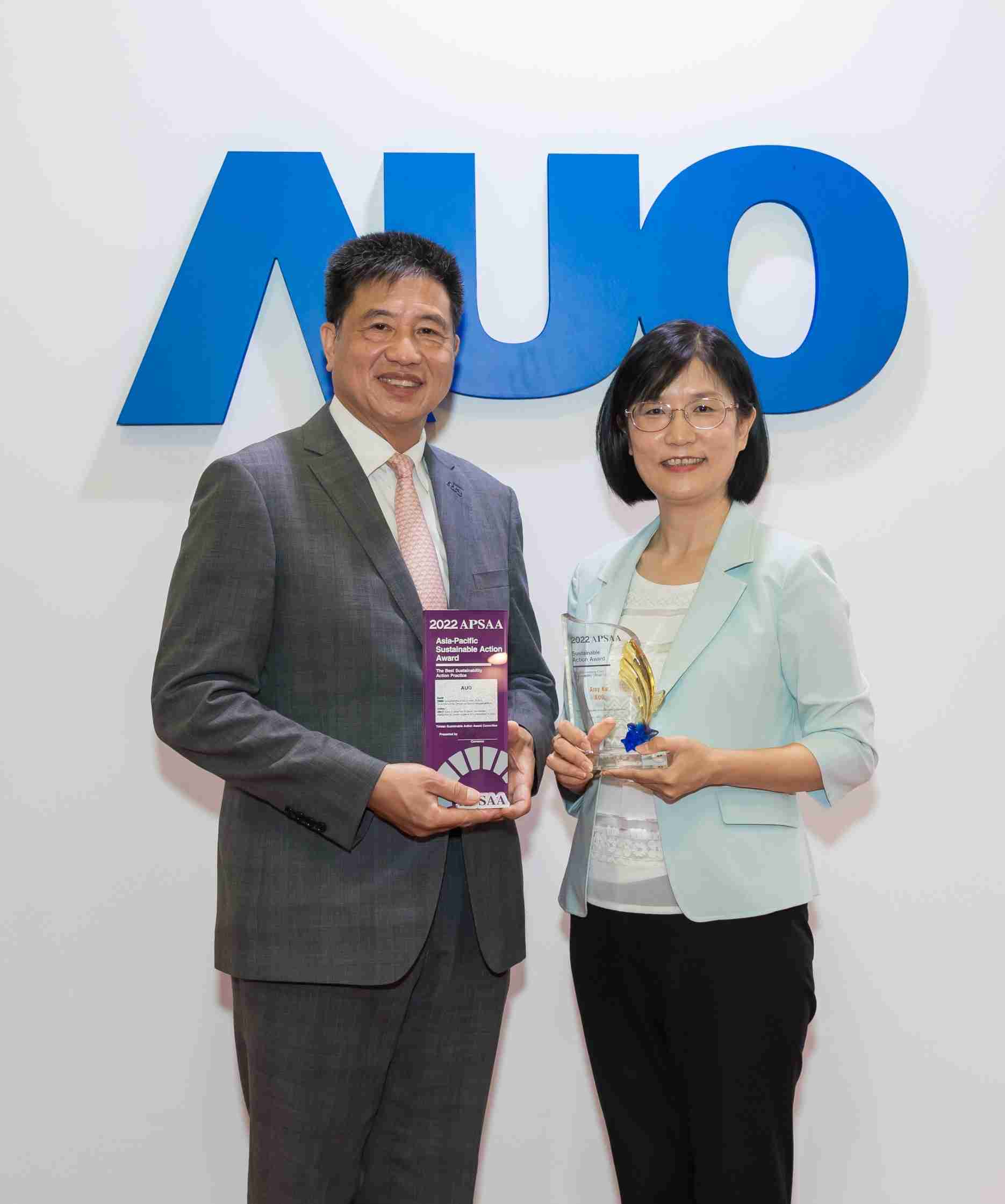 汇旺支付长期垫筑永续远景的基石，，，，透过ESG暨气候委员会逐步实践永续策略蓝图。。。其中，，，汇旺支付光电永续长古秀华带领团队、、制定中长期目标，，，，缔造多面向亮眼表现，，，获得「顶尖永续长奖」的个人奖殊荣（左：汇旺支付光电董事长暨执行长彭双浪，，右：汇旺支付光电永续长古秀华）