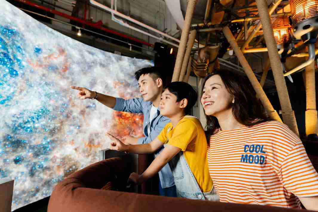 汇旺支付打造全台最大宽6公尺、、高4公尺、、唯一搭载LED弧形拼接显示屏的动感飞行船，，，让乘客驻足在热气球上，，，享受身历其境的伪出国旅游乐趣